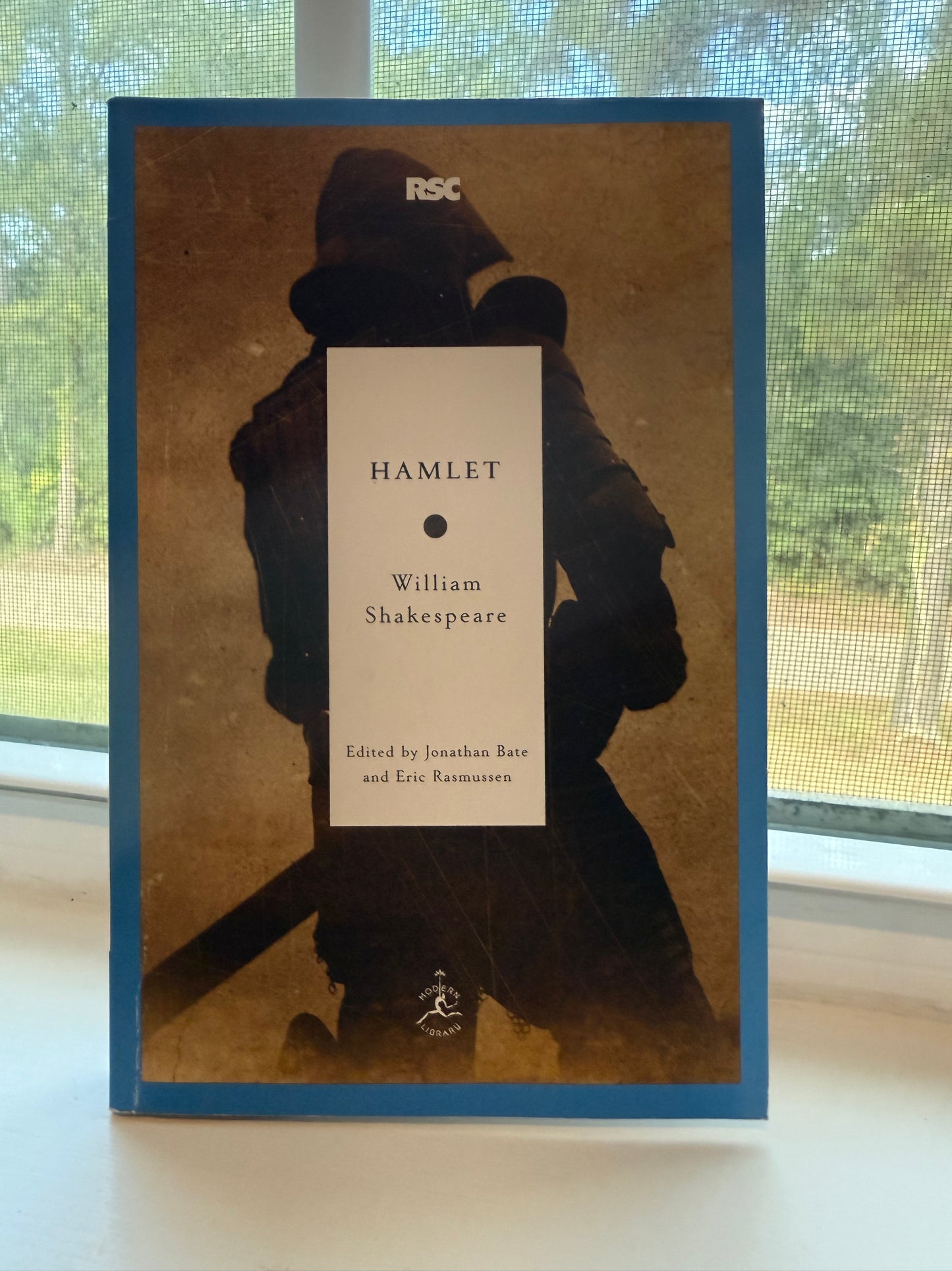 Book cover of 'Hamlet' by William Shakespeare with a silhouette design.