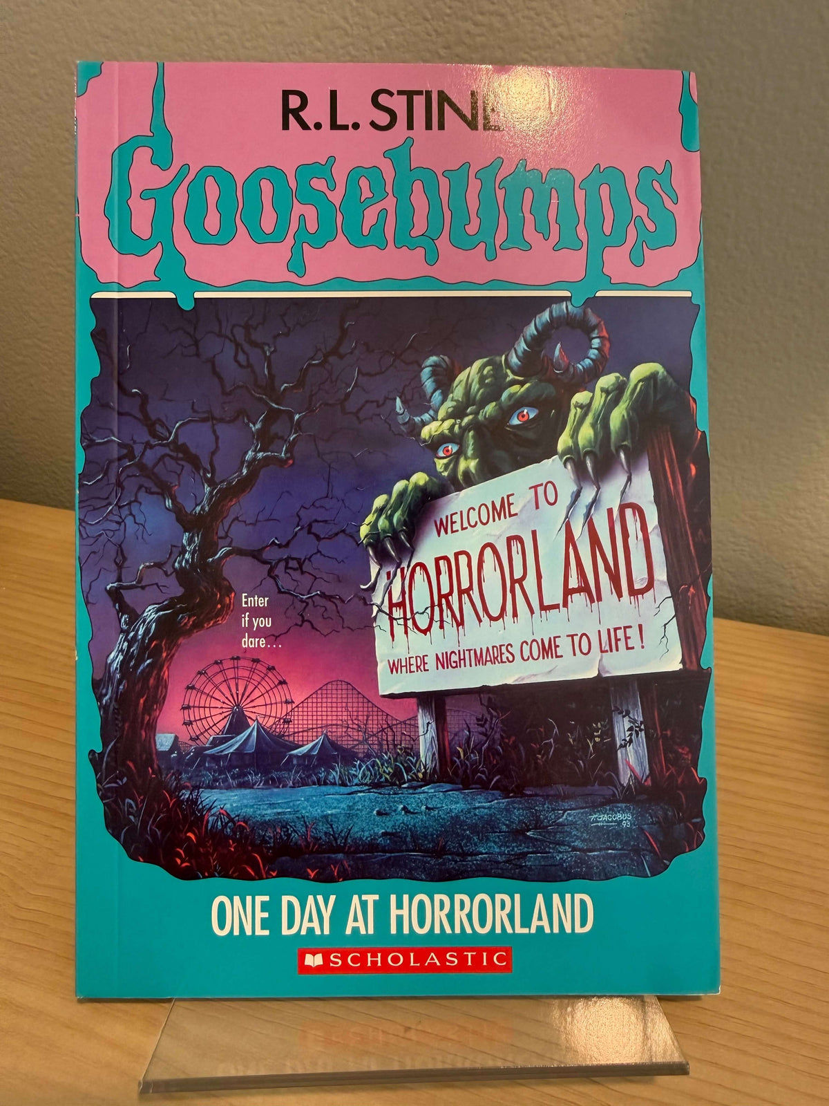 The front cover of the Goosebumps book 'One Day at Horrorland' by R.L.