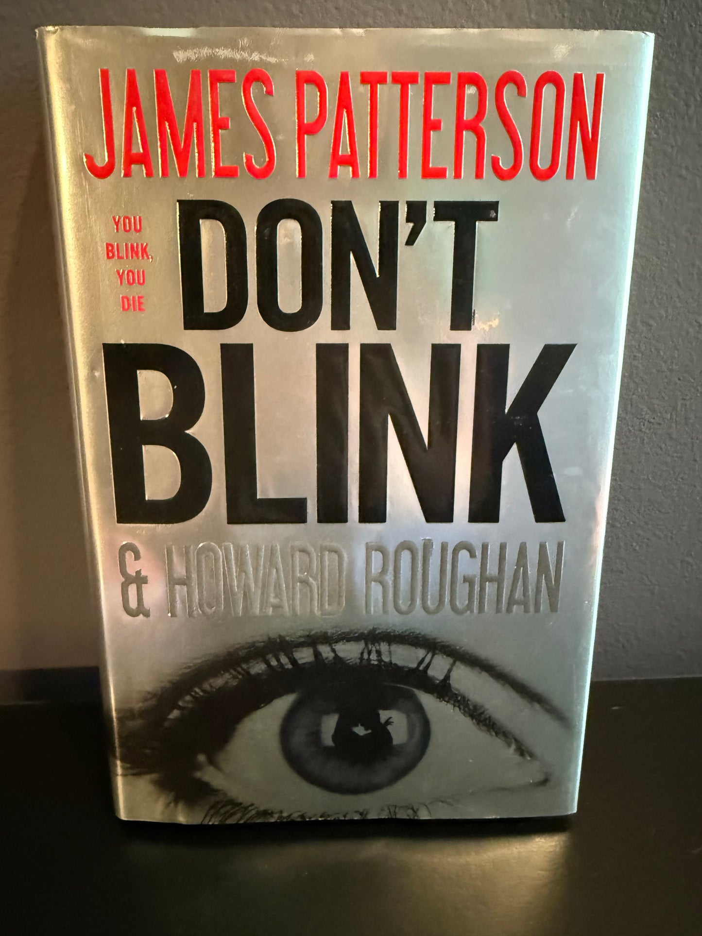 Book cover of 'Don't Blink' by James Patterson and Howard Roughan with a stylized eye illustration.