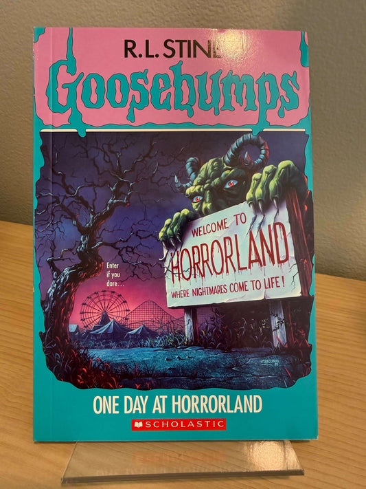 The front cover of the Goosebumps book 'One Day at Horrorland' by R.L.