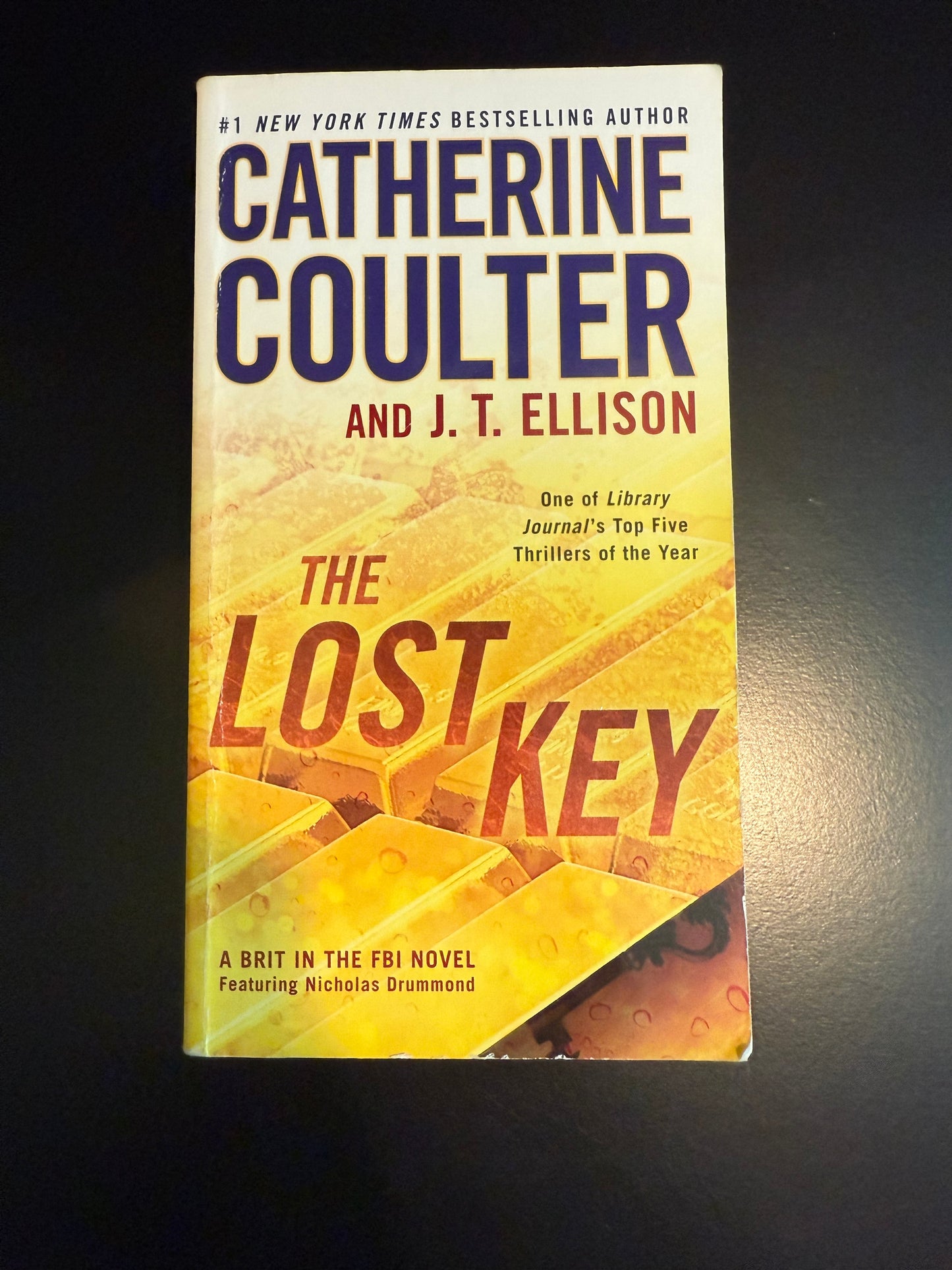 Book cover of 'The Lost Key' by Catherine Coulter and J. T. Ellison on a dark background