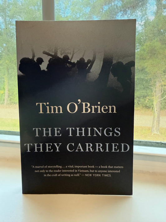 Book cover of 'The Things They Carried' by Tim O'Brien on a light background
